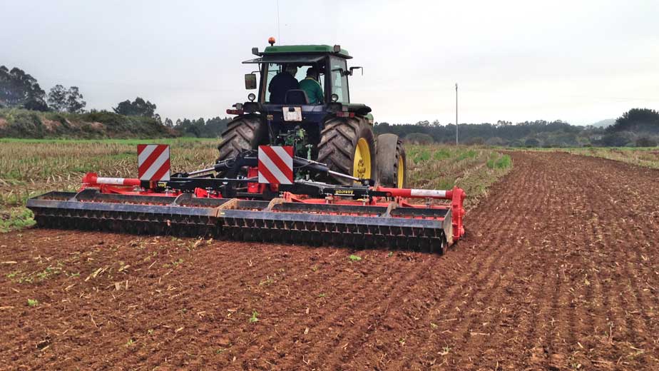 Rotocultivador de Agrator trabajando en el campo